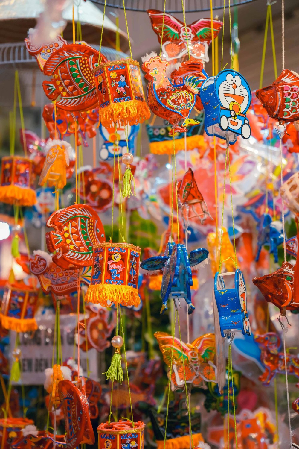 Many handmade lanterns are sold for prices from VND25,000 2.jpg