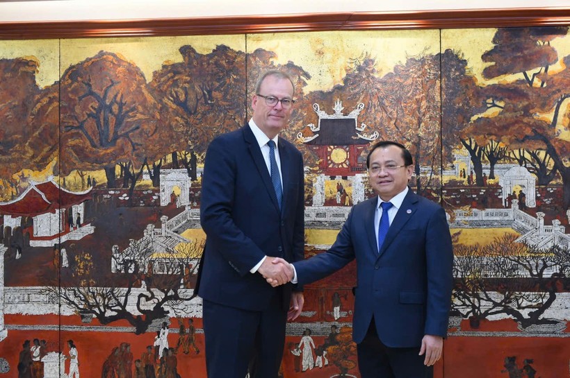 Deputy Minister of Finance Le Tan Can (R) and Chief Executive of UK Export Finance (UKEF) Tim Reid at their meeting in Hanoi on September 22 (Photo: tapchikinhtetaichinh.vn) vna.jpg