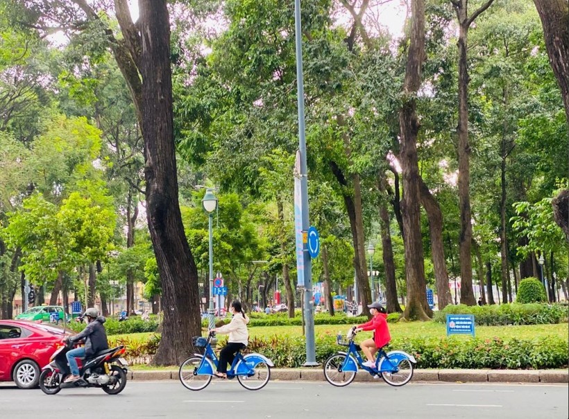 Without designated bike lanes, cyclists have to share the road with cars and motorbikes. (Photo: thanhnien.vn) bicycle.jpg