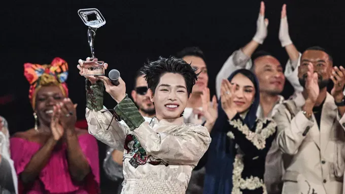 Singer Duc Phuc lifts the trophy as he celebrates winning the "Intervision" song contest in Moscow a-si-viet-nam-duc-phuc-gianh-chien-thang-trong-cuoc-thi-intervision-2025-voi-ca-khuc-phu-dong-thien-vuong-lay-cam-hung-tu-bai-tho-tre-viet-nam-4173-8092.jpg