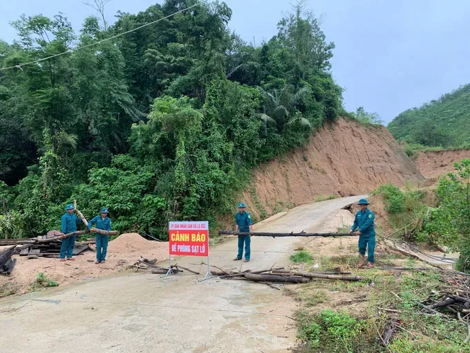 La Dee Commune authorities informed people not to travel on roads at risk of landslides. la-dee-1-4940-107.jpg