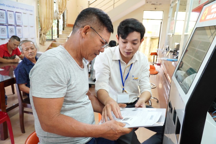 An official guides local residents in carrying out administrative procedures in Quang Ngai province. (Photo: VNA) vna-potal-quang-ngai-tinh-gon-bo-may-hieu-qua-phuc-vu-nhan-da.jpg