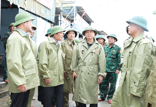 Deputy Prime Minister Tran Hong Ha declares that the highest priority is ensuring the safety of human life while inspecting response efforts in localities Ha.jpg