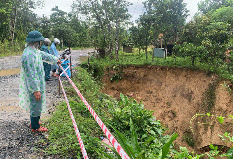 A landslide is seen in National Highway 14D through Da Nang City landslide.jpg