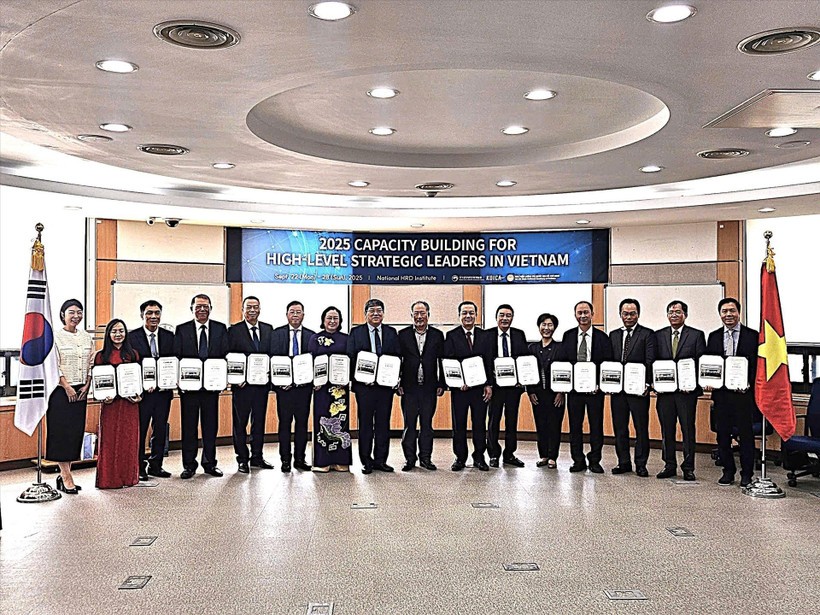 The Vietnamese delegation at the closing ceremony of the training course. (Photo: VNA) vietnam-rok.jpg