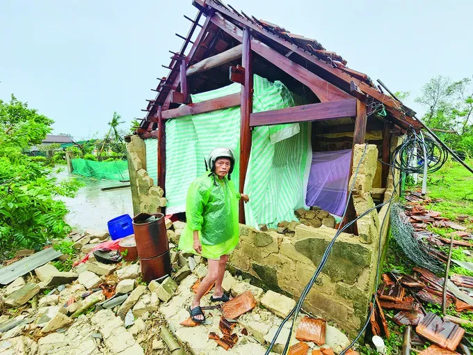 Resident Nguyen Quoc Lu in Hoa Binh Village in Ha Tinh Province's Loc Ha Commune and his ruined house 1d-2323-8124.jpg