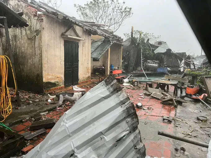 A tornado sweeps through Hoang Phu Commune of Thanh Hoa Province causing damage. 7a-5409-9963.jpg