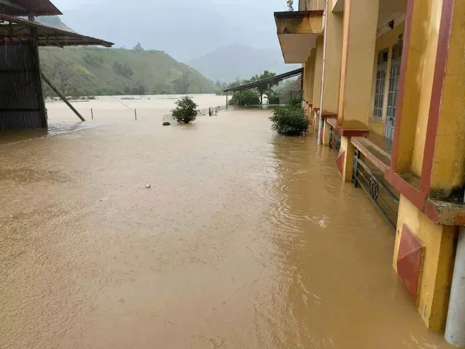 Floodwaters flood into a school in Van Yen Commune of Lao Cai Province xa-nuoc.jpg