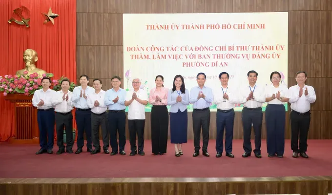 Secretary of the Ho Chi Minh City Party Committee Tran Luu Quang takes a photo with Di An Ward leaders 174e2e3e-fc84-4d5d-98aa-d74996b59c5b-1171-3771.jpg