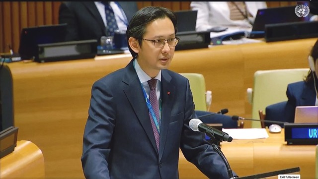 Permanent Representative of Vietnam to the UN Ambassador Do Hung Viet speaks at the UN General Assembly’s recent high-level meeting to commemorate and promote the International Day for the Total Elimination of Nuclear Weapons. (Photo: VNA) 453944_5285632512663504_tttt.jpg