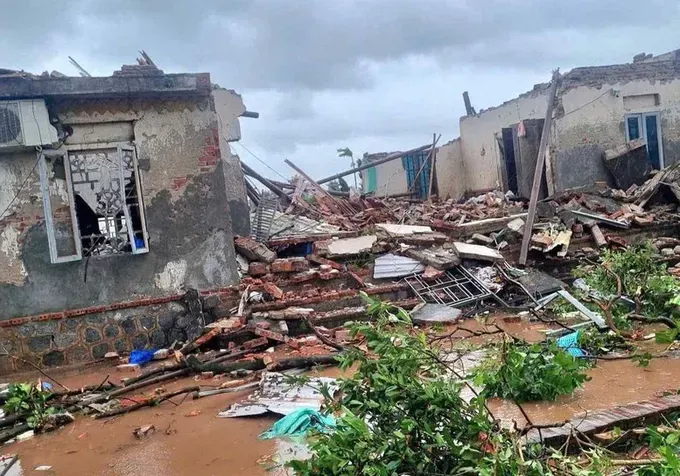 Many houses in Ninh Binh are collasped after the storm mua-lu-1-bld-1759166673801930522267-398-1109.jpg