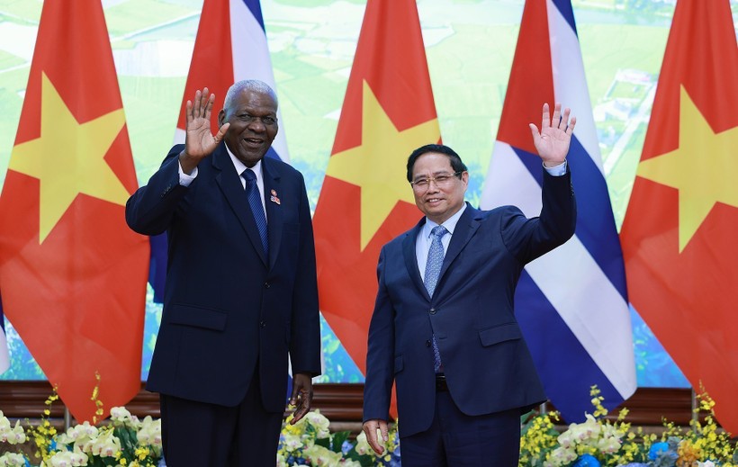 Prime Minister Pham Minh Chinh (right) and President of the National Assembly of People’s Power and President of the Council of State of Cuba Esteban Lazo Hernández (Photo: VNA) chinh1.jpg