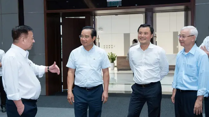 Leaders of Ho Chi Minh City People's Committee talk with leaders of Becamex Group on the sidelines of the working session. h1-duong-sat-610-4844.jpg