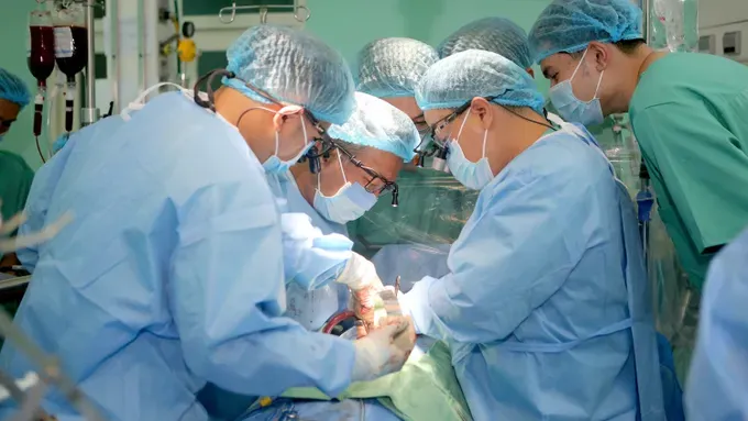 Surgeons of Hue Central Hospital carry out the heart transplant operation on a 45-year-old patient heart.jpg