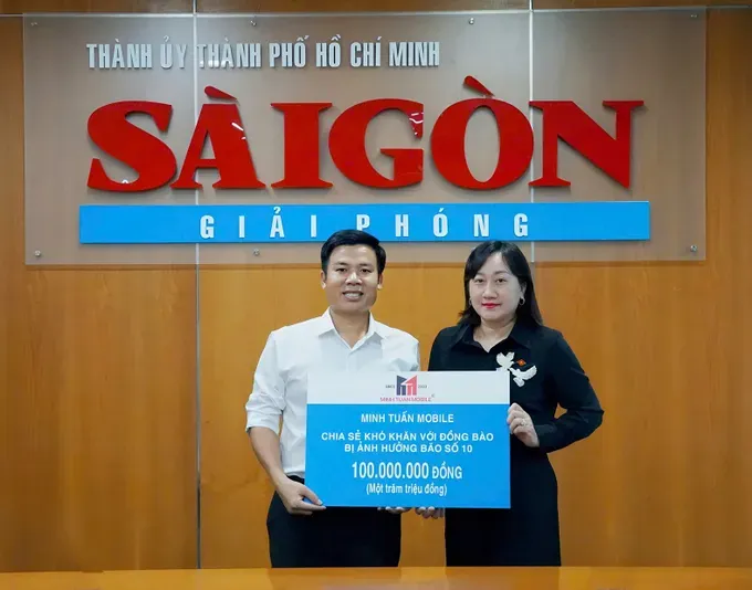 Deputy Editor-in-Chief Bui Thi Hong Suong expresses gratitude of SGGP Newspaper Editorial Board to receive donation from Director Nguyen Minh Tuan of the Minh Tuan Mobile system tuan-sggp.jpg