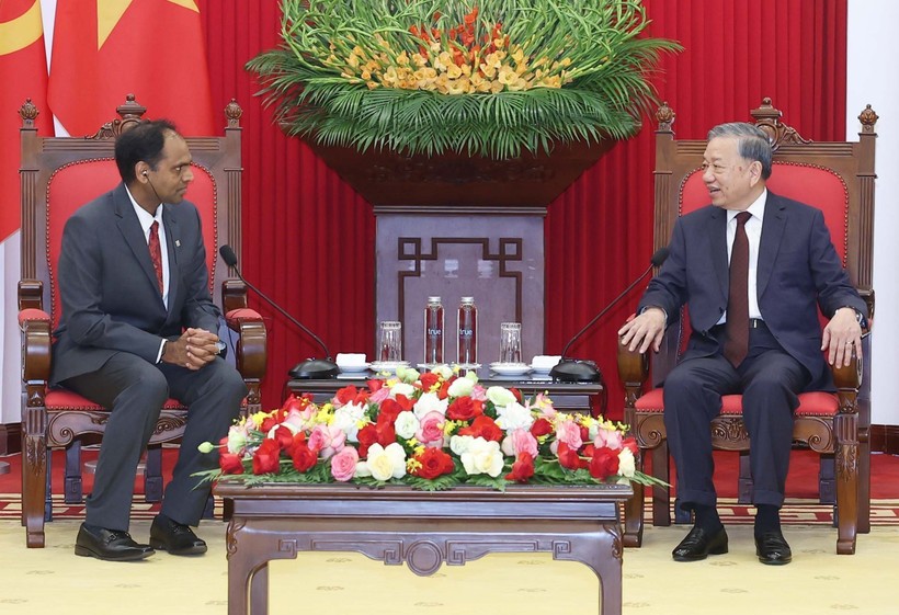 Party General Secretary To Lam receives President of the Data Center Group at Marvell Technology Inc. Sandeep Bharathi in Hanoi on October 1, 2025 (Photo: VNA) vna-potal-tong-bi-thu-to-lam-tiep-chu-tich-tap-doan-marvell-toan-cau-8310510.jpg
