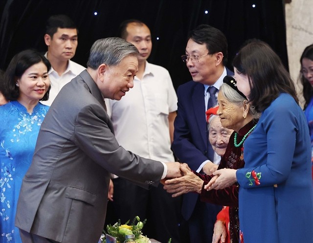 Party General Secretary To Lam greets participants 454232_5286680125036060_vna_potal_tong_bi_thu_to_lam_du_le_ky_niem_95_nam_ngay_thanh_lap_hoi_lien_hiep_phu_nu_viet_nam_8312530.jpg