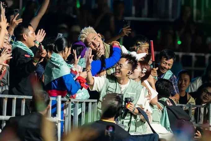 The artist interacts with the audience during the concert 'Brother overcomes a thousand obstacles'. cn4-tieu-diem-5807-7277.jpg