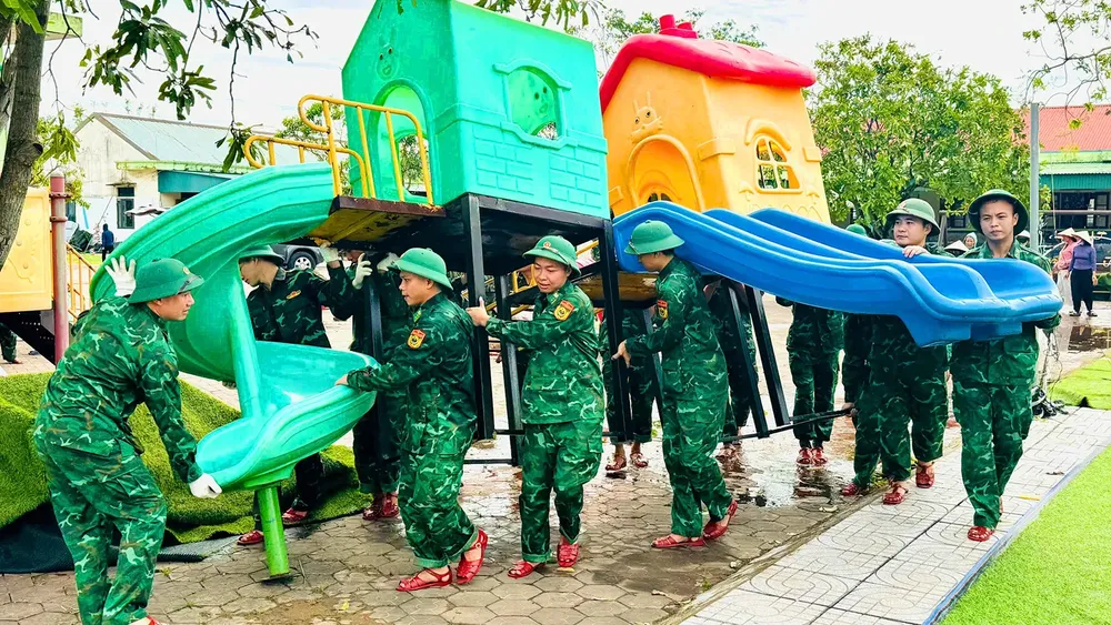 Officers and soldiers of the Border Guard of Ha Tinh Province help a school in Loc Ha Commune overcome the consequences of storm No. 10. psa-anh10-ht3a-526-7403.jpg