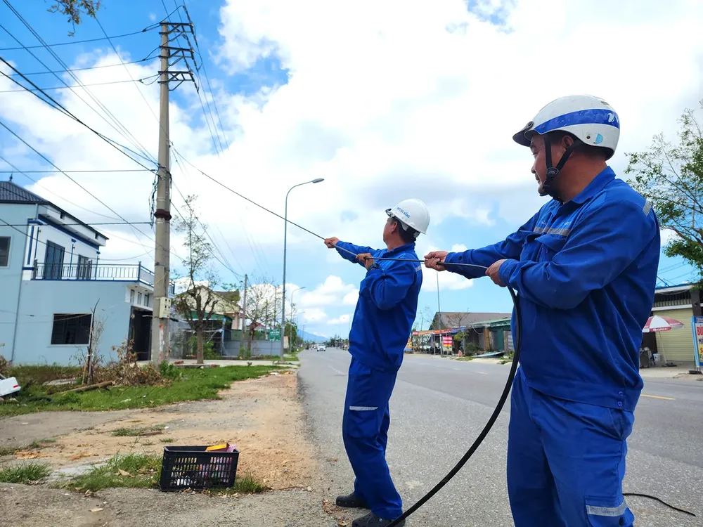 Telecommunications staff restore the network after storm No. 10 in Ha Tinh Province psa-anh14-h8-1628-4221.jpg