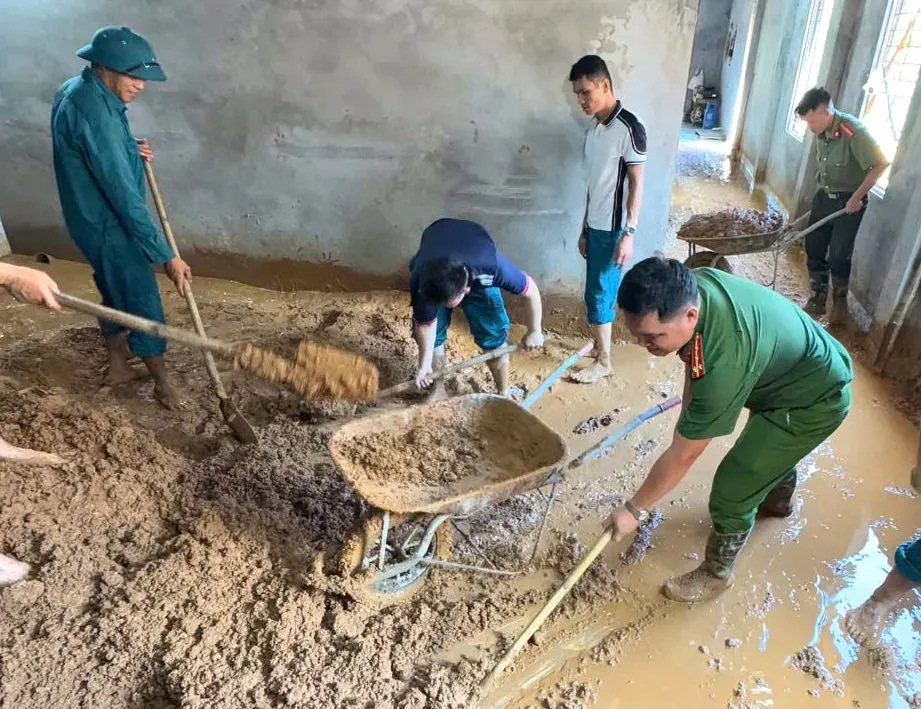 Police officers in Nhan Nghia Commune of Phu Tho Province help residents clean up after flooding psa-anh3-3-3054-8925.jpg