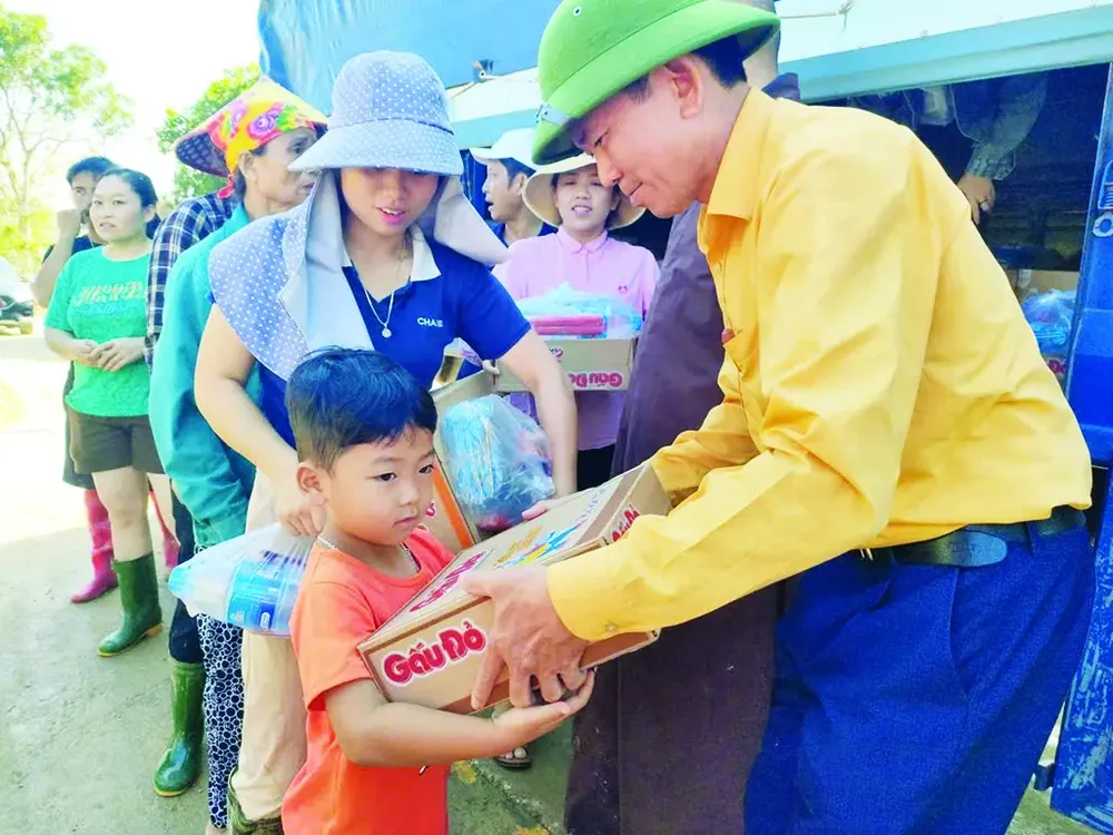 People in flood-hit areas in Tan Ky Commune of Nghe An Province receive food qua.jpg