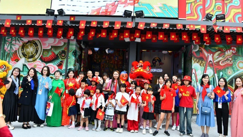 Students from the Vietnamese language school Cay Tre (Bamboo) attend the Mid-Autumn program at World Expo 2025 in Osaka, Japan. (Photo: VNA) image.jpg