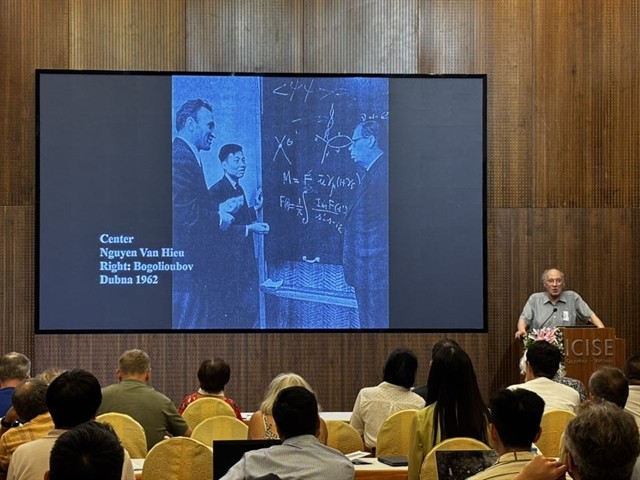 Professor Claude Weisbuch from École Polytechnique (Paris) deliveres a lecture on Foundations of Excitonic Polaritons on Tuesday. Photo courtesy 455011_giao su.jppg.jpg