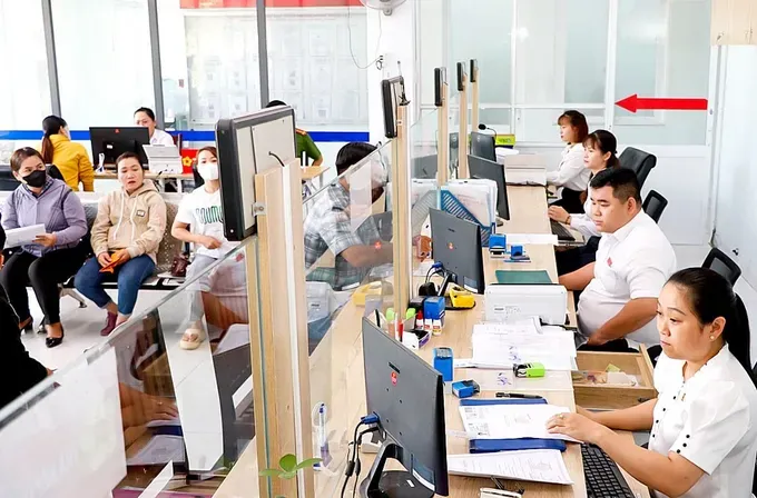 Civil servants of the public administrative service center in An Phu Dong Ward receive administrative procedures from residents g4c-1677-7970.jpg