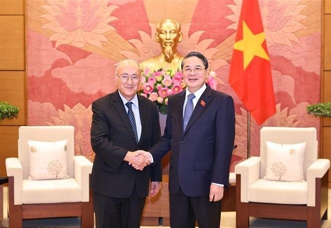 National Assembly (NA) Vice Chairman Nguyen Duc Hai (R) hosts a reception in Hanoi on October 6 for Dr Kambiz Ghawami, President of the World University Service (WUS) of Germany and authorised representative of the State of Hessen (Photo: VNA) vna-potal-pho-chu-tich-quoc-hoi-nguyen-duc-hai-tiep-chu-tich-to-chuc-ho-tro-dai-hoc-the-gioi-duc-wus-8320581.jpg