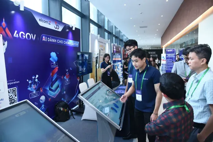 The event participants exchange experience in the AI field anh-dien-dan-ai360-hn-5-5242-9558.jpg
