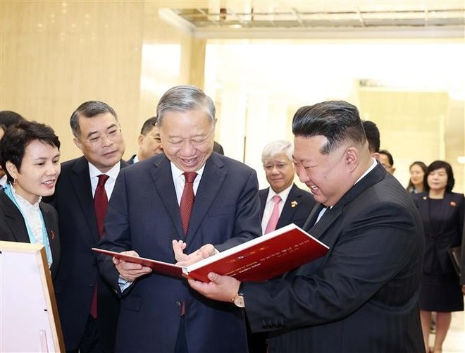Following the talks, General Secretary of the Communist Party of Vietnam (CPV) Central Committee To Lam presents General Secretary of the Workers’ Party and President of the State Affairs of the DPRK Kim Jong Un with a photo book titled “Vietnam–DPRK Friendship: Deep and Enduring Ties.” (Photo: VNA) vna-potal-tong-bi-thu-to-lam-tang-tong-bi-thu-chu-tich-quoc-vu-trieu-tien-kim-jong-un-sach-anh-tham-tinh-huu-nghi-viet-nam-trieu-tien-8327377.jpg