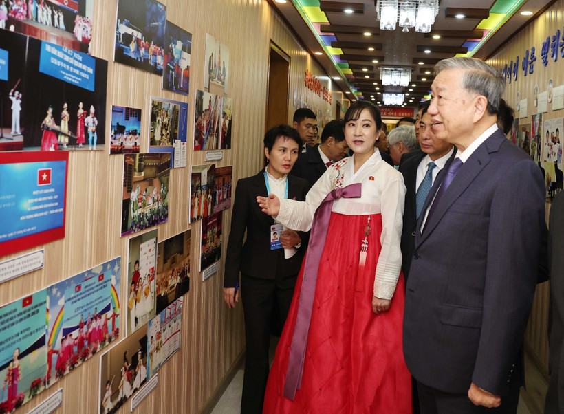 Party General Secretary To Lam visits Kyongsang kindergarten (Photo: VNA) hu.jpg