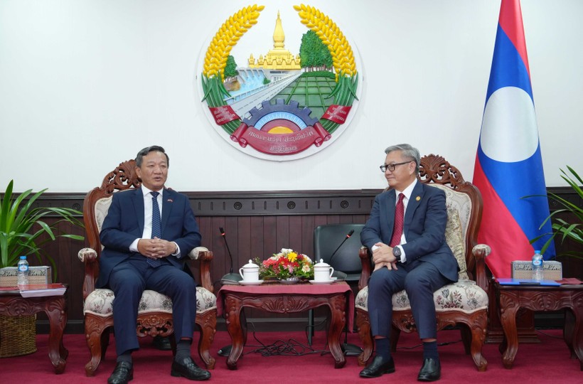 Lao Foreign Minister Thongsavanh Phomvihane (right) hosts a reception for Vietnamese Ambassador to Laos Nguyen Minh Tam on October 9 (Photo: VNA) laos.jpg