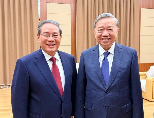 General Secretary of the Communist Party of Vietnam Central Committee To Lam (right) meets with Chinese Premier Li Qiang, who is also a member of the Standing Committee of the Political Bureau of the Communist Party of China Central Committee, in Pyongyang. — VNA/VNS Photo 456148_tolam.jpg