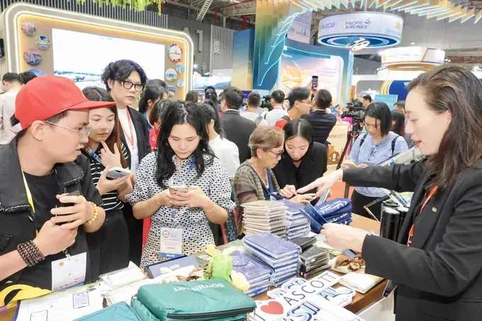 Shoppers are purchasing items at a shopping mall. k1b-5810-3275.jpg