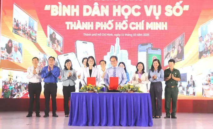 Leaders of the HCMC People's Committee and the Vietnam Fatherland Front Committee in HCMC sign an agreement to coordinate the implementation of the movement. ky-ket.jpg