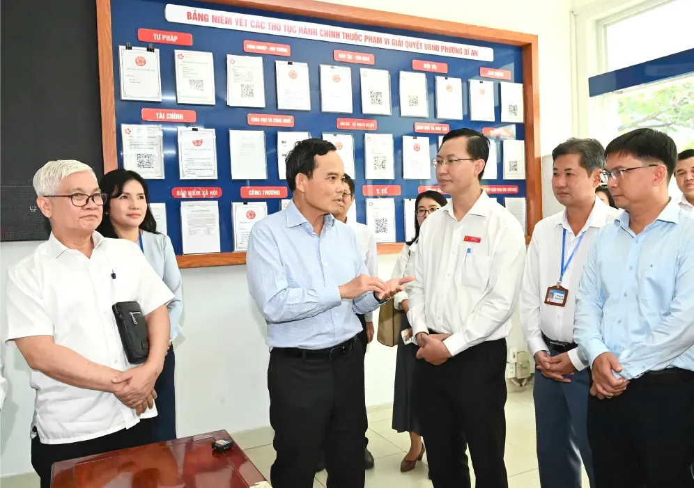 Secretary of the Ho Chi Minh City Party Committee Tran Luu Quang and his delegation come to survey the operations of the Di An Ward Public Administration Service Center. (Photo: SGGP/Viet Dung) bi-thu-tran-luu-quang-1-3561-8800.jpg