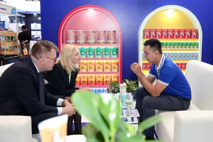 A representative of Vietnam Dairy Products Company (Vinamilk) introduces products to many corporations from the European and American regions. anh-2a-3109-1335.jpg
