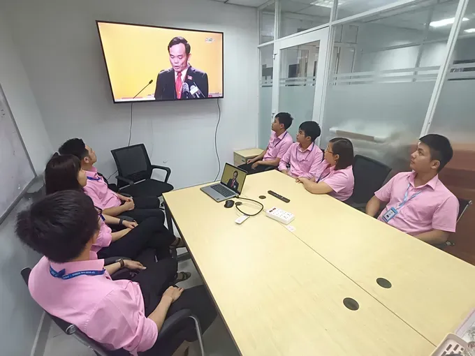 Party members and workers of Dai Dung Construction and Trade Mechanical Joint Stock Company watch the opening session live at the company. (Photo: SGGP) dai-dung.jpg