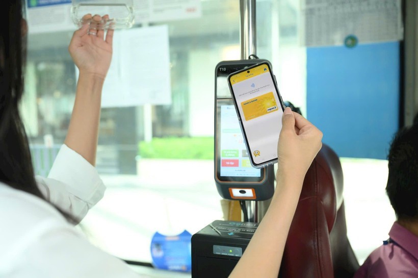 Contactless payment using NAPAS card on the bus network. (Photo: nhandan.vn) digital-payments.jpg