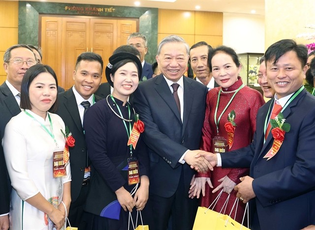 Party General Secretary To Lam (front row, center) and outstanding Vietnamese farmers and agricultural scientists in Hanoi on October 14. (Photo: VNA) To-lam.jpg