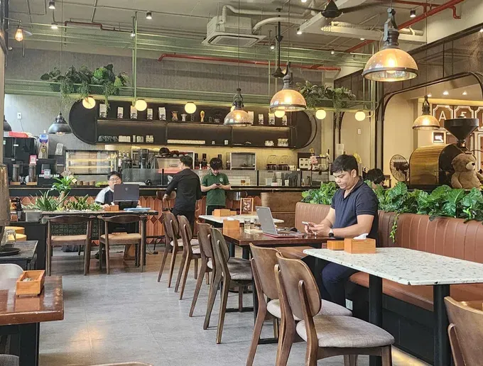 Vietnamese F&B sector faces major purge as 50,000 outlets shut F&B.jpg