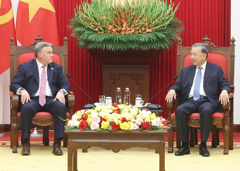Party General Secretary To Lam (R) and President and CEO Eric Hambly of Murphy Oil Corporation in Hanoi on October 15. (Photo: VNA) the-party-leader-murphy-oil-vna.jpg