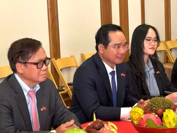 Chairman of the Ho Chi Minh City People's Committee Nguyen Van Duoc (center) at the meeting duoc.jpg