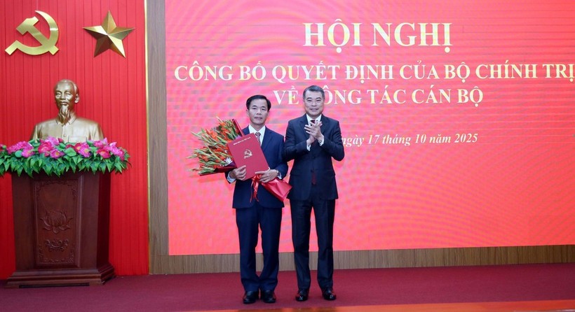 Politburo member, Secretary of the Party Central Committee, and head of its Organisation Commission Le Minh Hung (R) presents flowers to congratulate Mr. Nguyen Van Phuong. (Photo: VNA) quang-tri.jpg