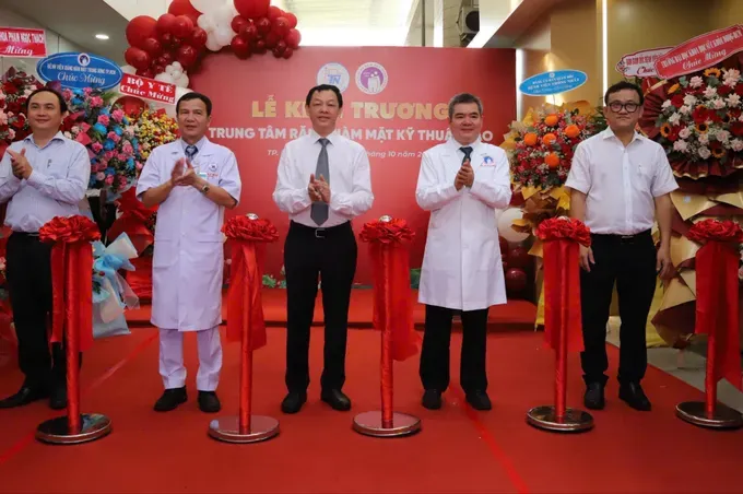 Deputy Minister of Health Nguyen Tri Thuc and delegates cut the ribbon to inaugurate the High-Tech Dentistry Center. teeth.jpg