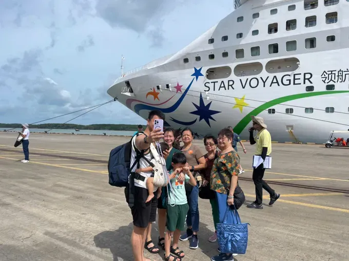 Cruise ship passengers arrive at Cai Mep - Thi Vai port in June 2025 preparing for transit and sightseeing trips to Ho Chi Minh City khach-1-79-719.jpg