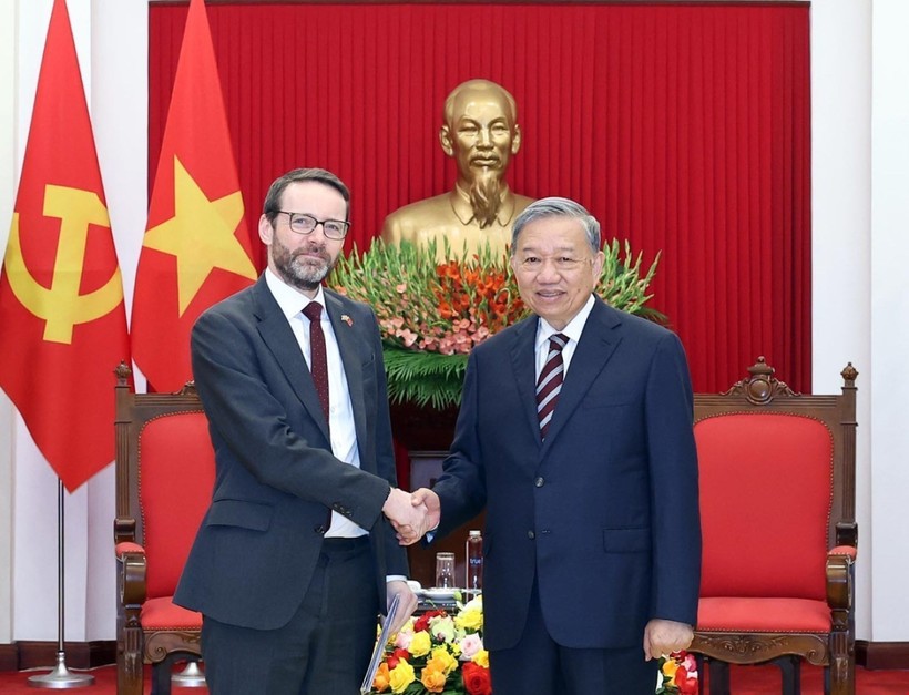 Party General Secretary To Lam receives British Ambassador to Vietnam Iain Frew in Hanoi on October 17. (Photo: VNA) LAM.JPG