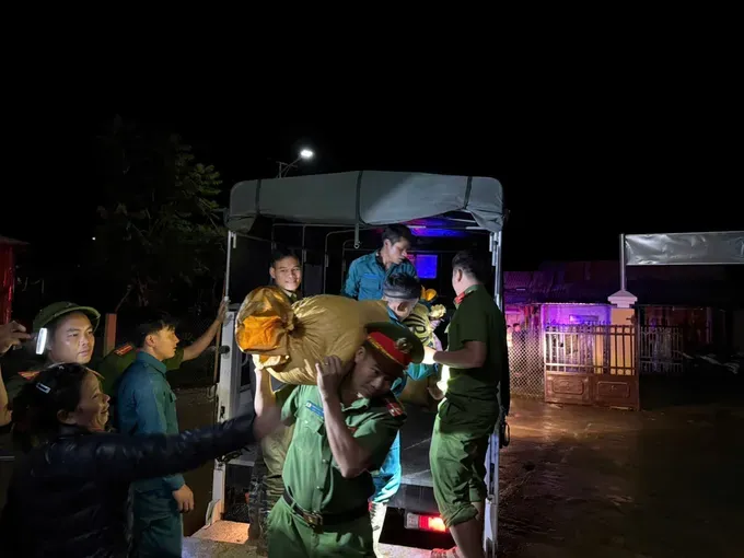 Local authority helps evacuate residents to safer shelters 21-10-da-nang-so-tan-8-ho-dan-1-4378-8087.jpg